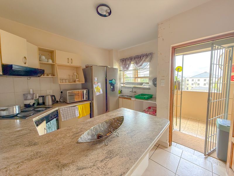 Modern 2-Bedroom Apartment in a Highly Sought-After Complex - Photo 2