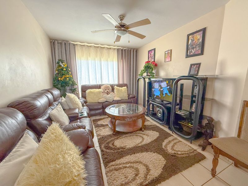 Modern 2-Bedroom Apartment in a Highly Sought-After Complex - Photo 4