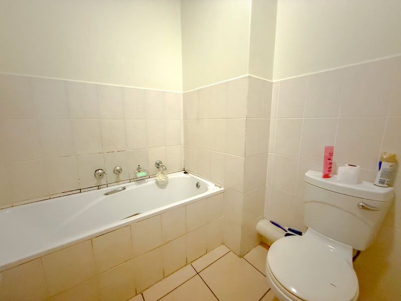 Modern 2-Bedroom Apartment in a Highly Sought-After Complex - Photo 9