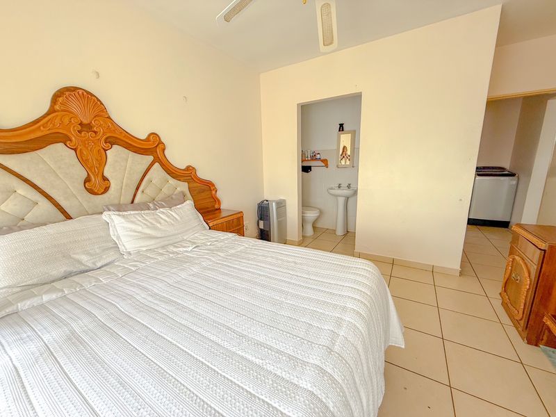 Modern 2-Bedroom Apartment in a Highly Sought-After Complex - Photo 6