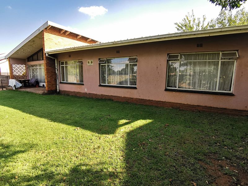 Solid, income-generating property in the heart of Strubenvale. - Photo 2