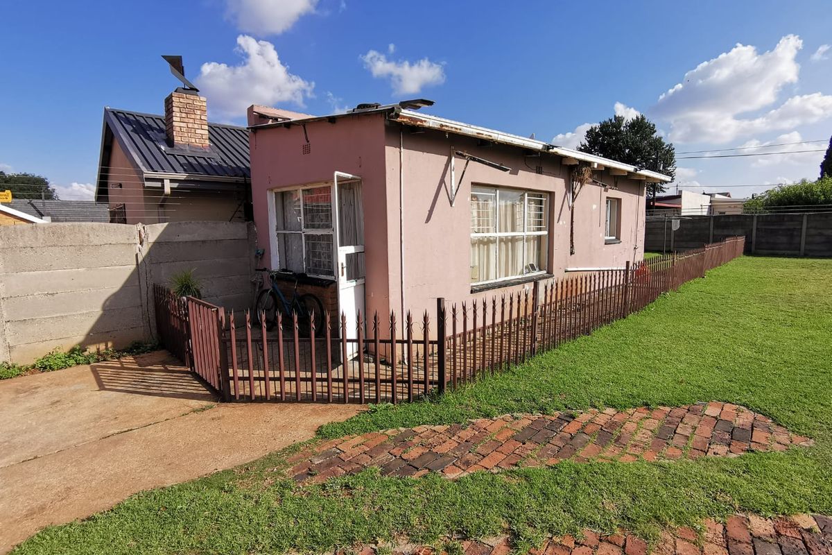 Solid, income-generating property in the heart of Strubenvale. - Photo 3