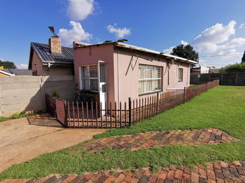Solid, income-generating property in the heart of Strubenvale. - Photo 3