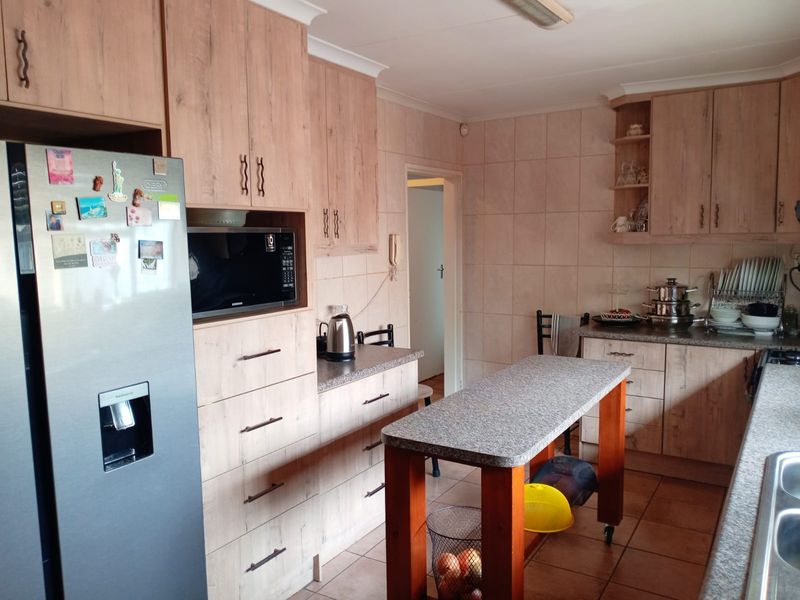 A True Jewel of a Family Home in Secunda - Photo 9