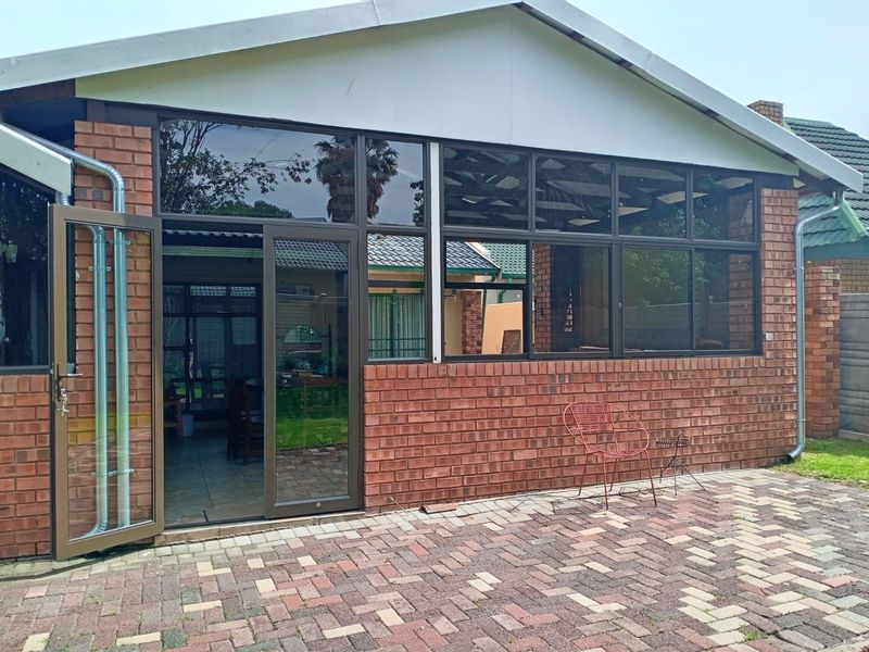 A True Jewel of a Family Home in Secunda - Photo 2