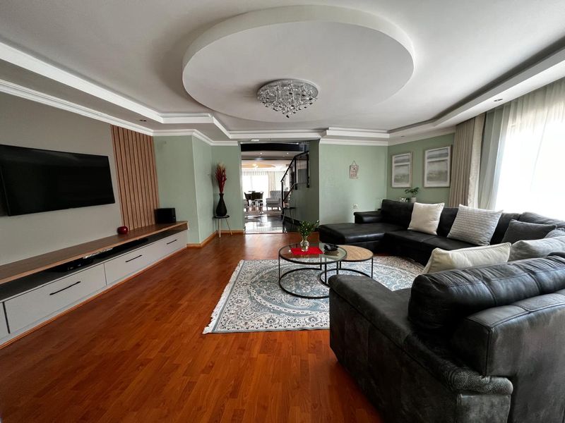 Impressive 7-Bedroom Residence Offering Comfort, Space and Style - Photo 7