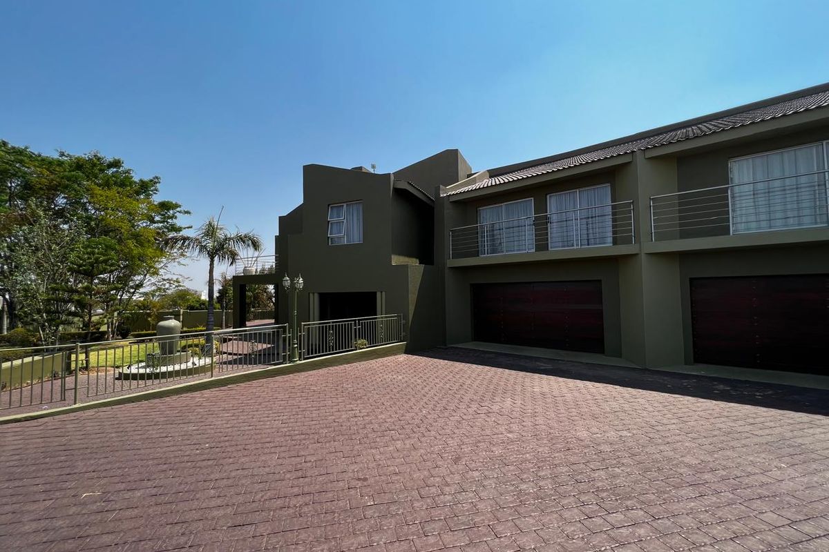 Impressive 7-Bedroom Residence Offering Comfort, Space and Style - Photo 3