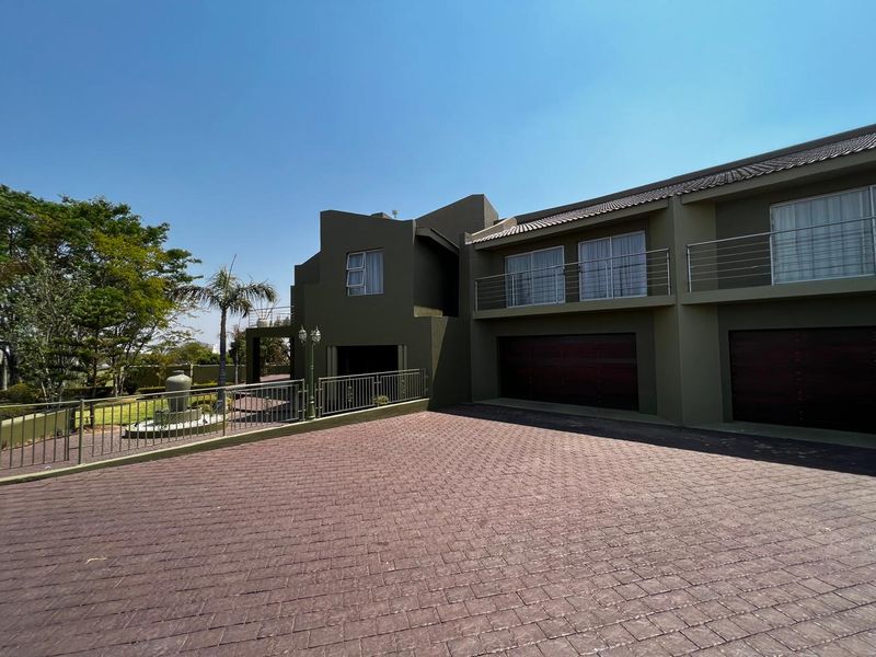 Impressive 7-Bedroom Residence Offering Comfort, Space and Style - Photo 3