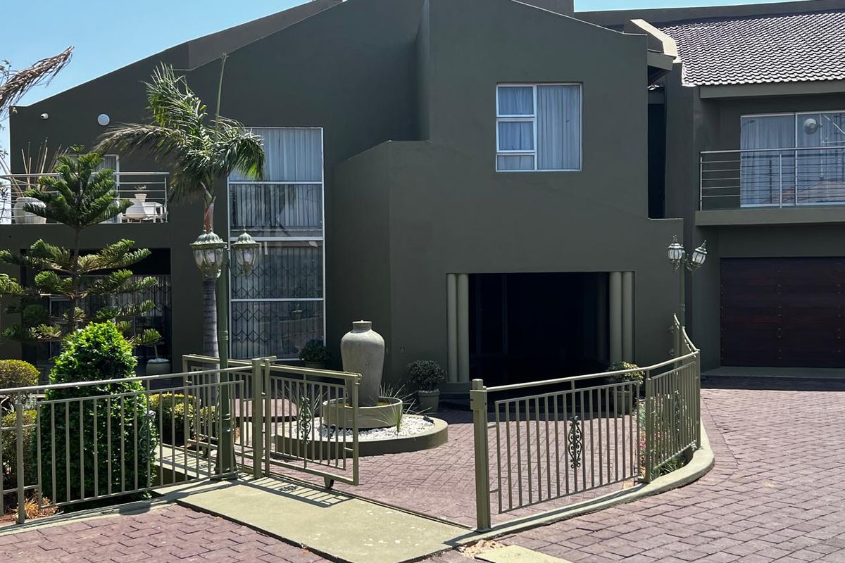 Impressive 7-Bedroom Residence Offering Comfort, Space and Style - Photo 2