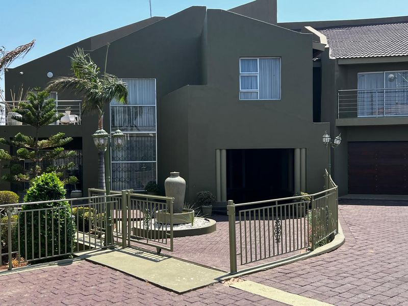 Impressive 7-Bedroom Residence Offering Comfort, Space and Style - Photo 2