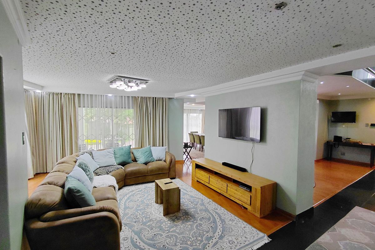 Impressive 7-Bedroom Residence Offering Comfort, Space and Style - Photo 4