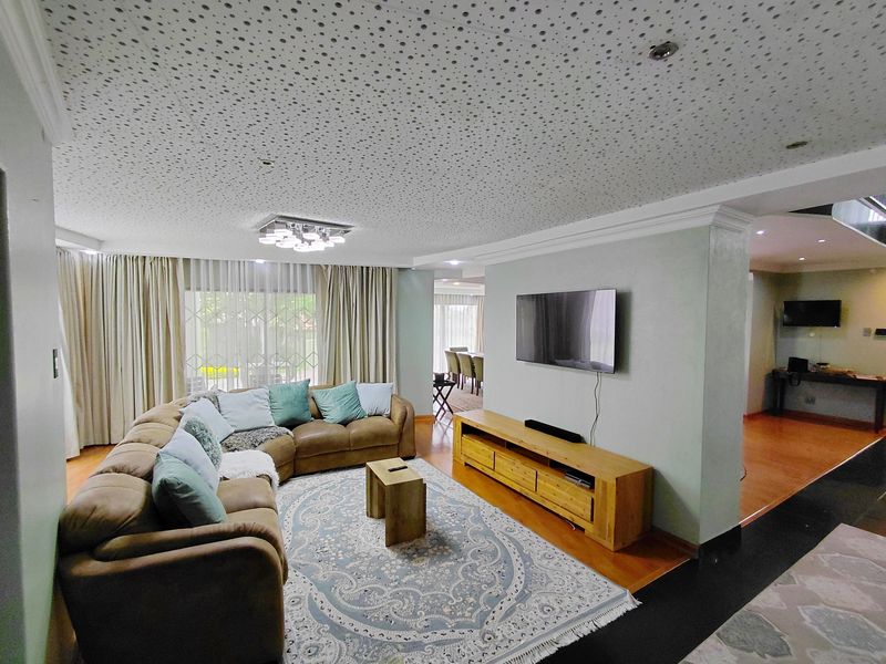 Impressive 7-Bedroom Residence Offering Comfort, Space and Style - Photo 4