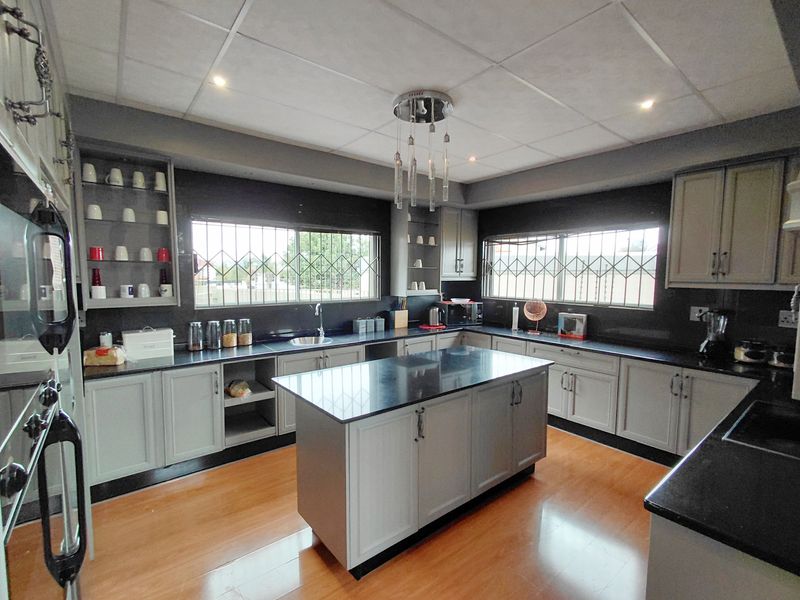 Impressive 7-Bedroom Residence Offering Comfort, Space and Style - Photo 10