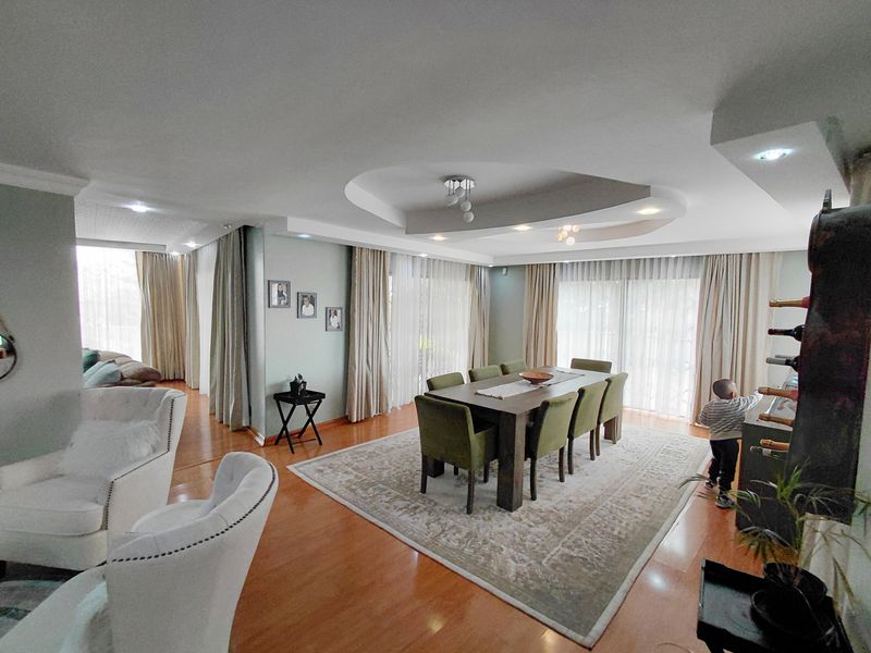 Impressive 7-Bedroom Residence Offering Comfort, Space and Style - Photo 8