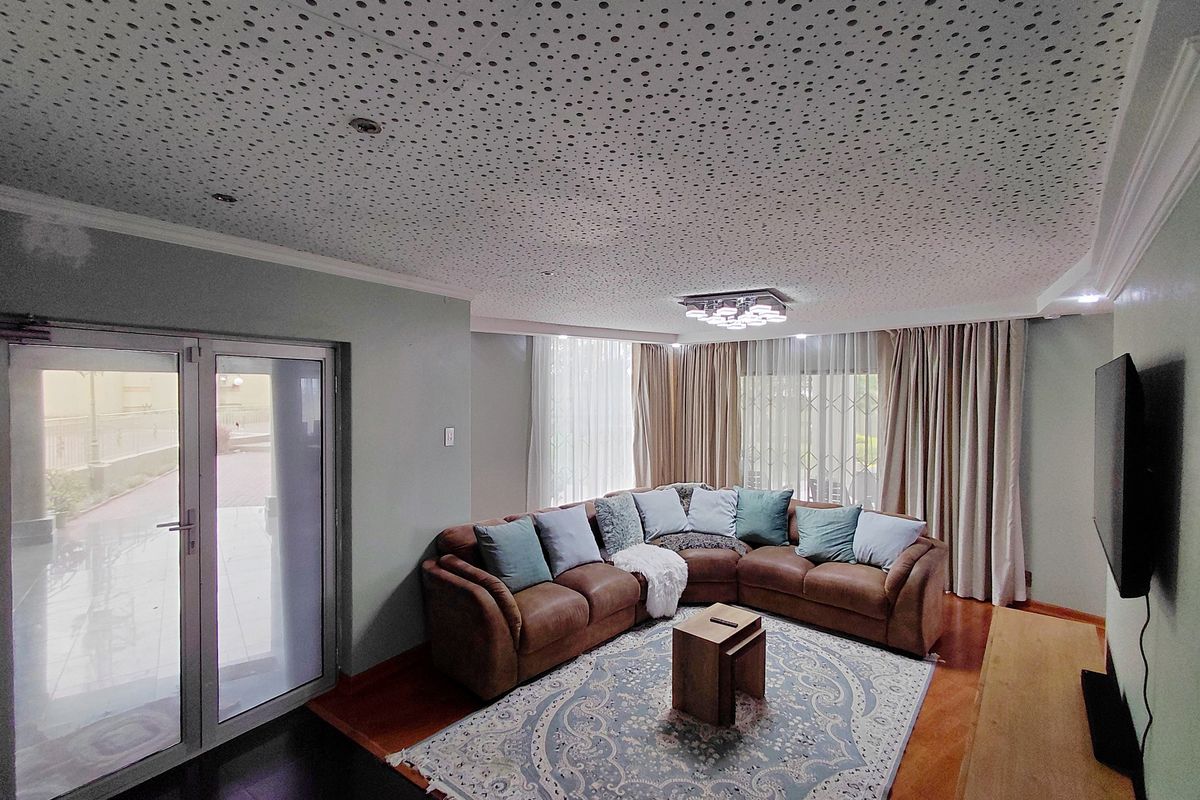 Impressive 7-Bedroom Residence Offering Comfort, Space and Style - Photo 5