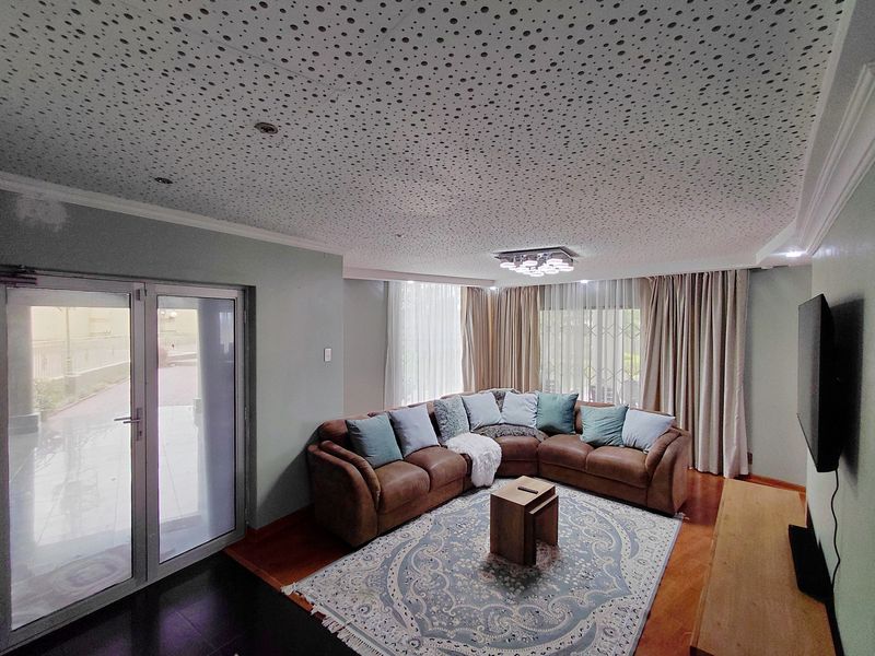 Impressive 7-Bedroom Residence Offering Comfort, Space and Style - Photo 5