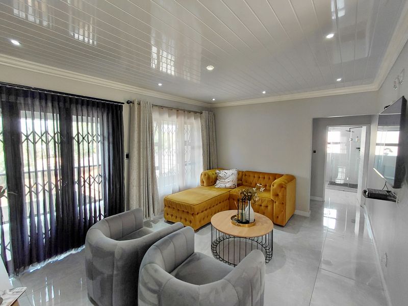 Modern Double-Storey 5-Bedroom Home in well established area - Photo 8
