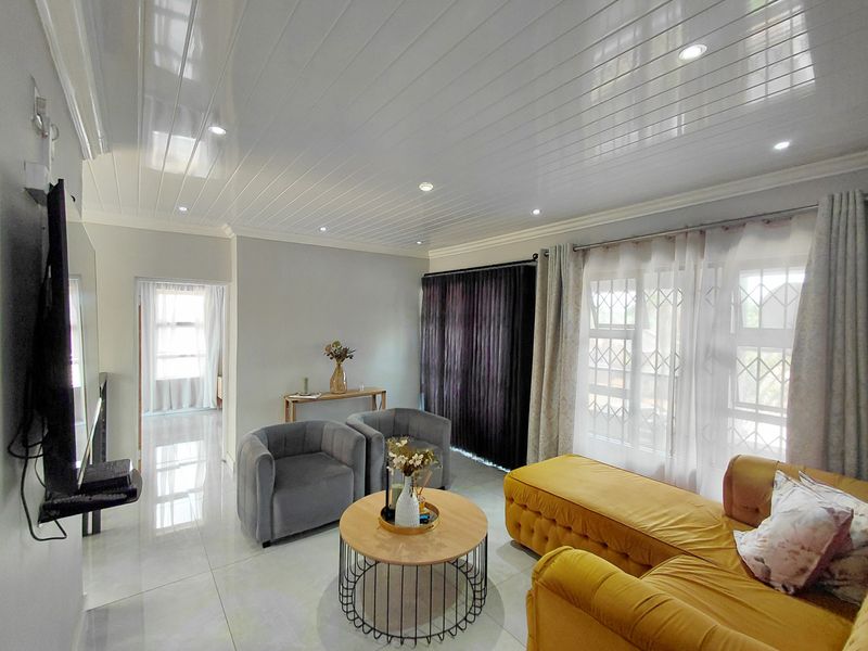 Modern Double-Storey 5-Bedroom Home in well established area - Photo 7