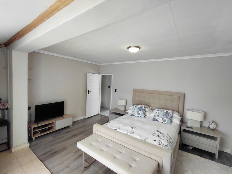 Modern Double-Storey 5-Bedroom Home in well established area - Photo 10