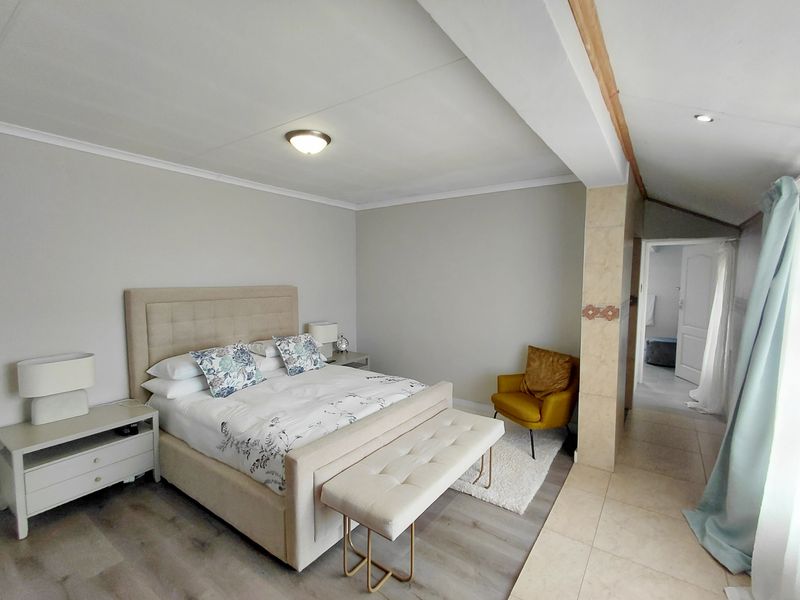 Modern Double-Storey 5-Bedroom Home in well established area - Photo 9