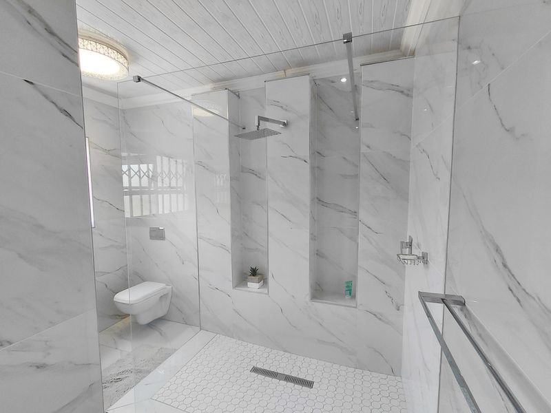 Modern Double-Storey 5-Bedroom Home in Sought-After Flora Park - Photo 10