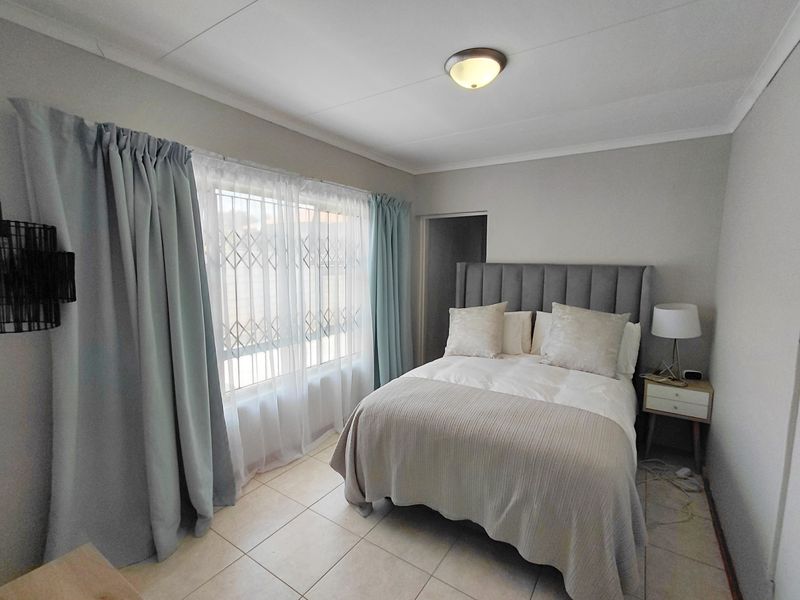 Modern Double-Storey 5-Bedroom Home in Sought-After Flora Park - Photo 9