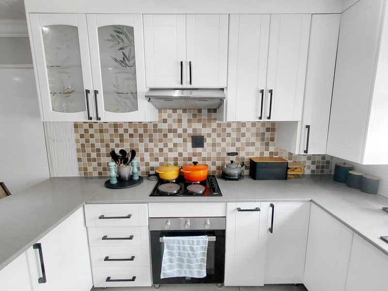 Modern Double-Storey 5-Bedroom Home in Sought-After Flora Park - Photo 6