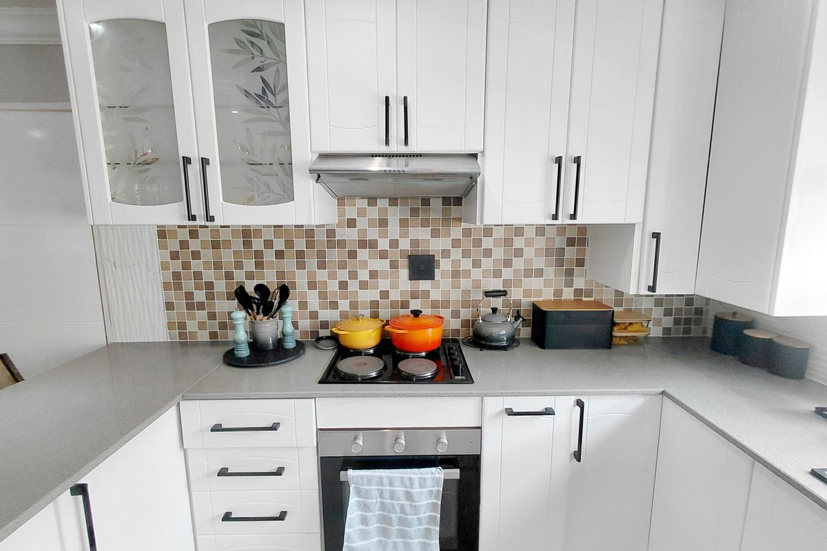 Modern Double-Storey 5-Bedroom Home in well established area - Photo 5