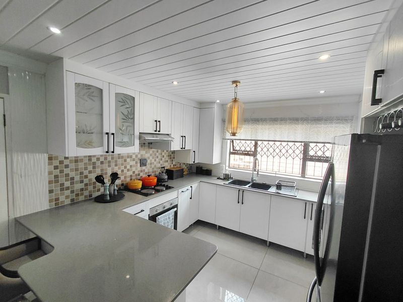 Modern Double-Storey 5-Bedroom Home in Sought-After Flora Park - Photo 2