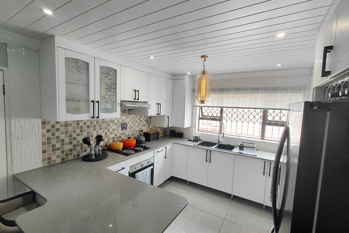 Modern Double-Storey 5-Bedroom Home in well established area - Photo 2