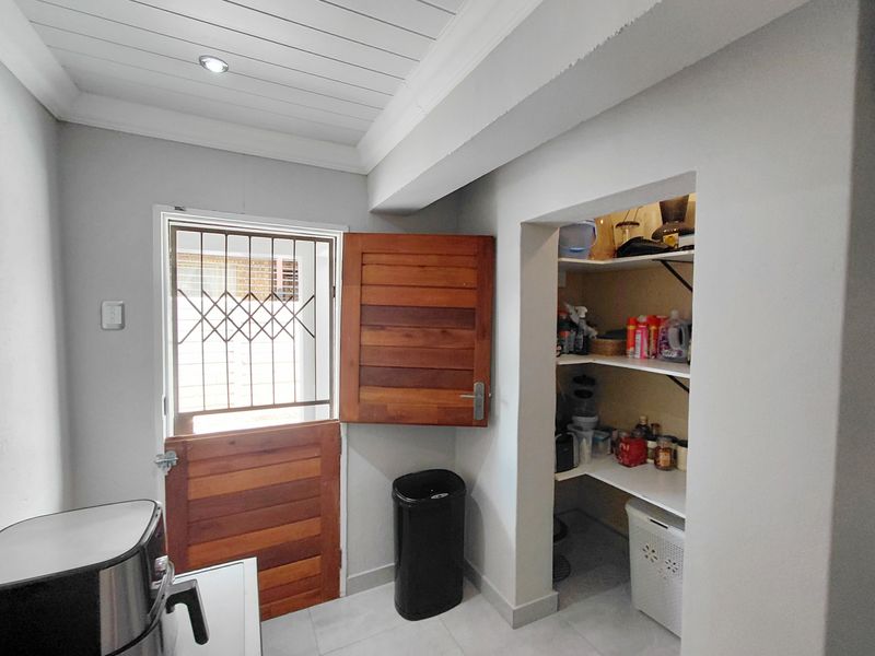 Modern Double-Storey 5-Bedroom Home in Sought-After Flora Park - Photo 8