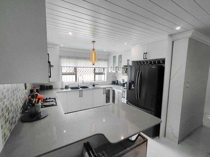 Modern Double-Storey 5-Bedroom Home in Sought-After Flora Park - Photo 3