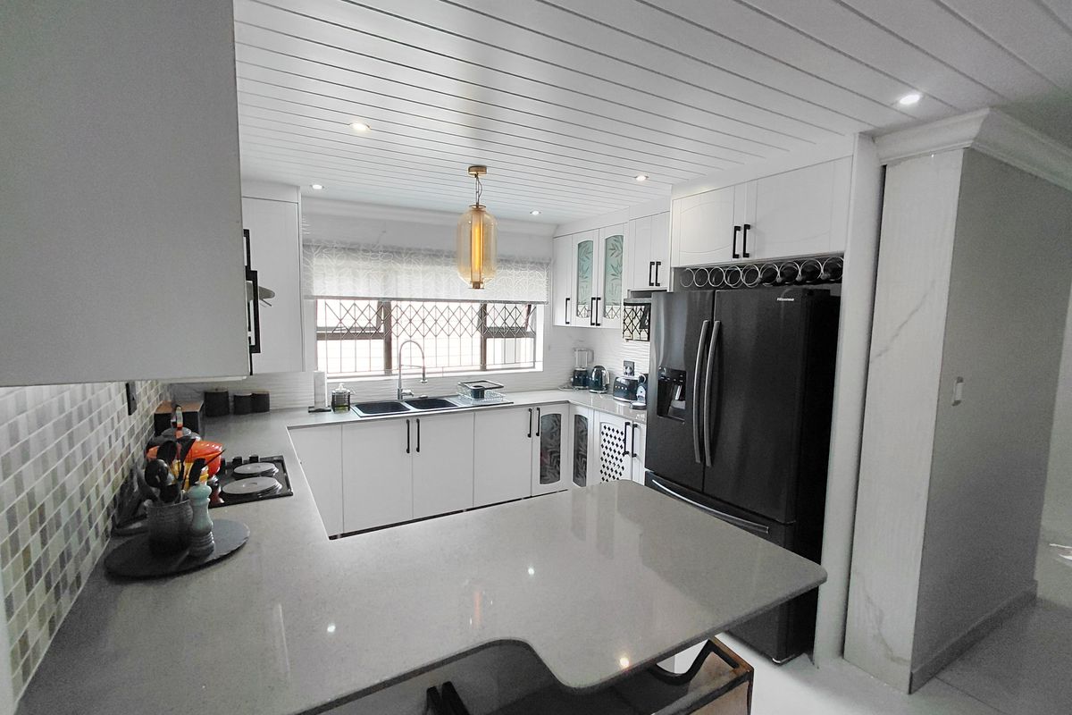 Modern Double-Storey 5-Bedroom Home in well established area - Photo 3