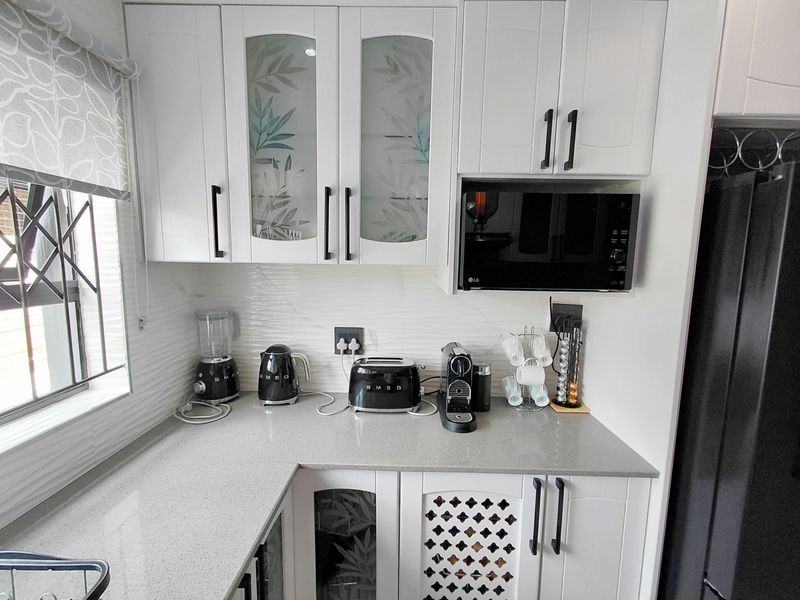 Modern Double-Storey 5-Bedroom Home in Sought-After Flora Park - Photo 7