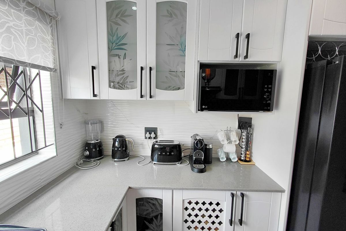 Modern Double-Storey 5-Bedroom Home in well established area - Photo 5