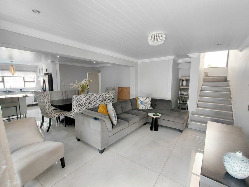 Modern Double-Storey 5-Bedroom Home in Sought-After Flora Park - Photo 5