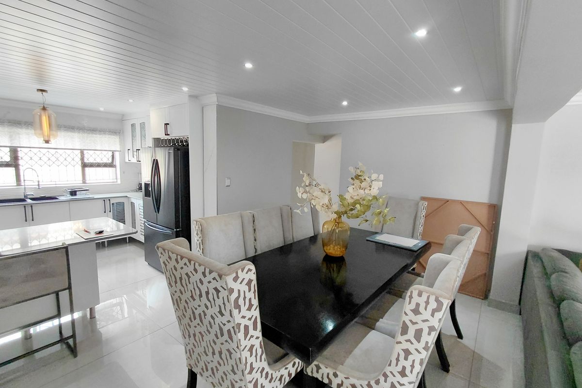 Modern Double-Storey 5-Bedroom Home in well established area - Photo 4
