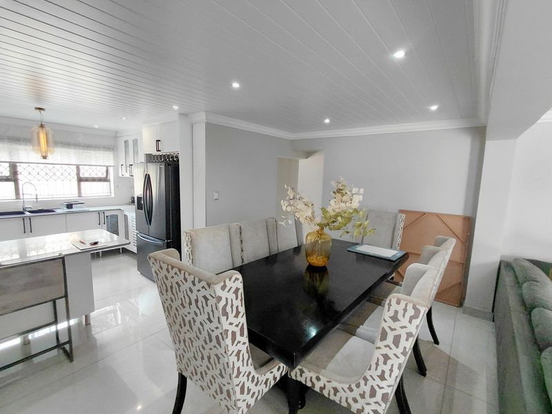 Modern Double-Storey 5-Bedroom Home in Sought-After Flora Park - Photo 4