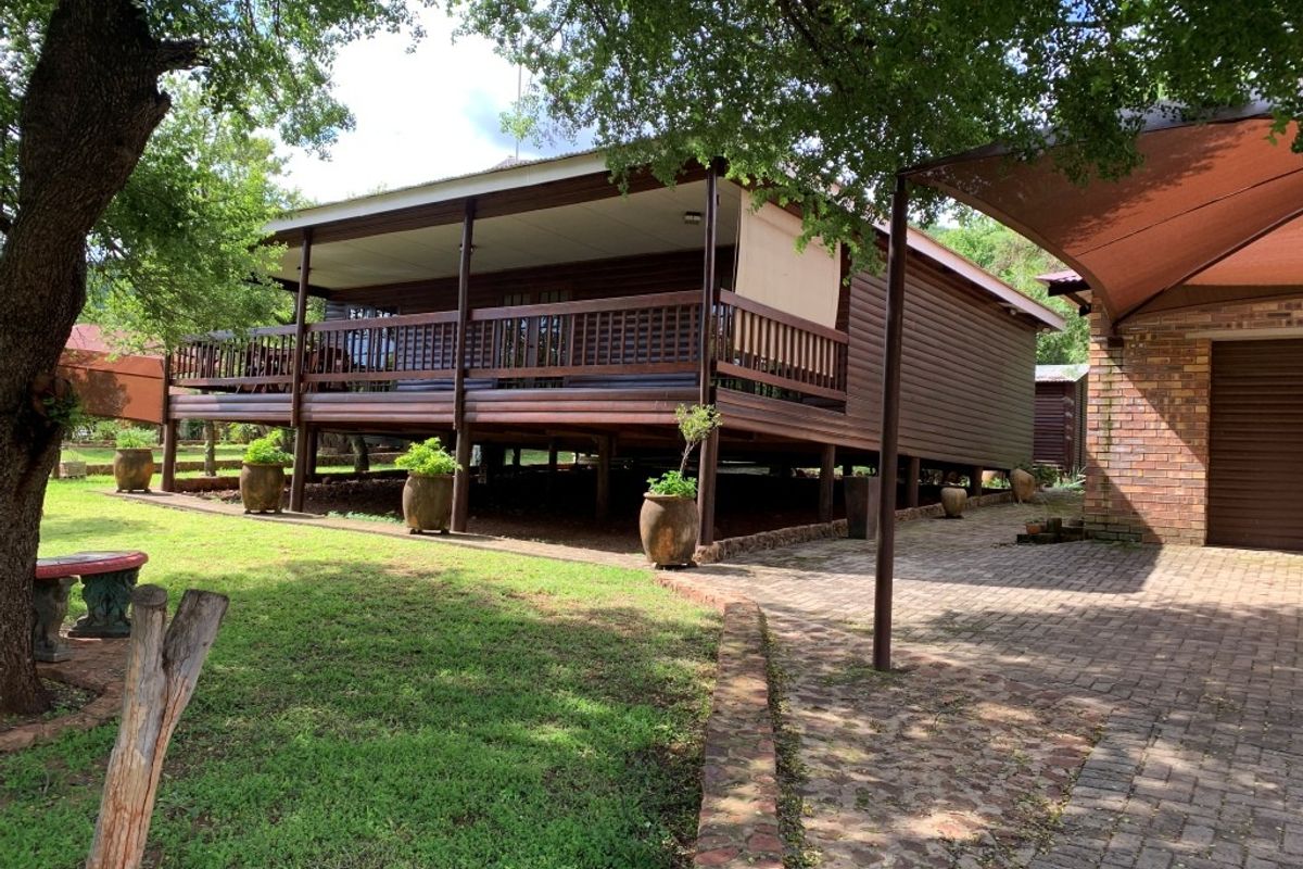 Charming Bushveld Retreat with Veranda & Exceptional Outdoor Living - Photo 4