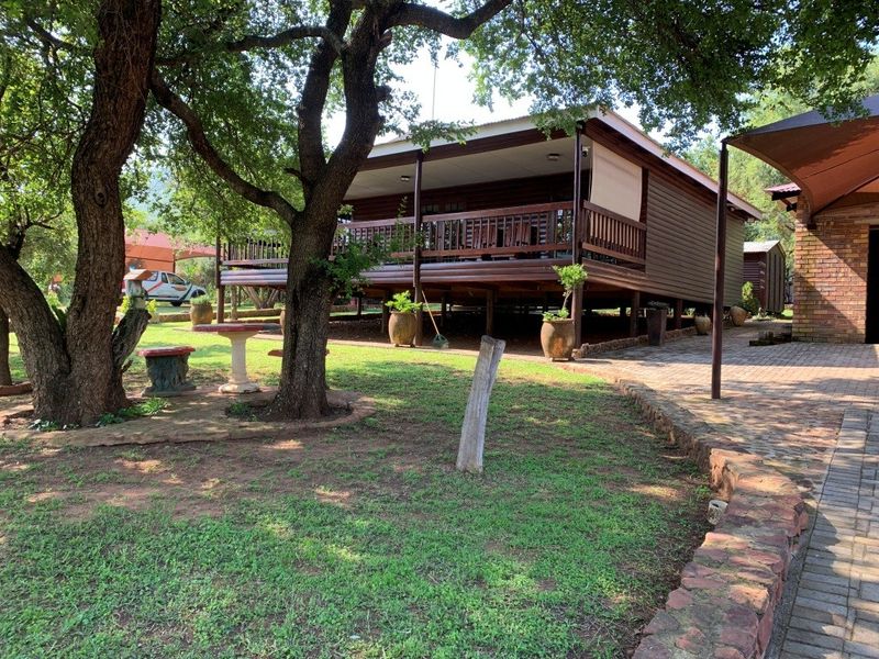 Charming Bushveld Retreat with Veranda & Exceptional Outdoor Living - Photo 3