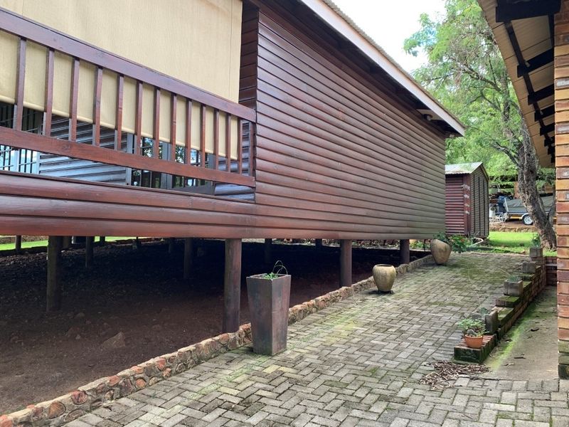 Charming Bushveld Retreat with Veranda & Exceptional Outdoor Living - Photo 8