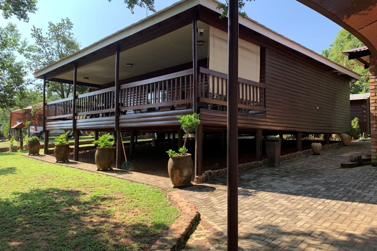 Charming Bushveld Retreat with Veranda & Exceptional Outdoor Living - Photo 5