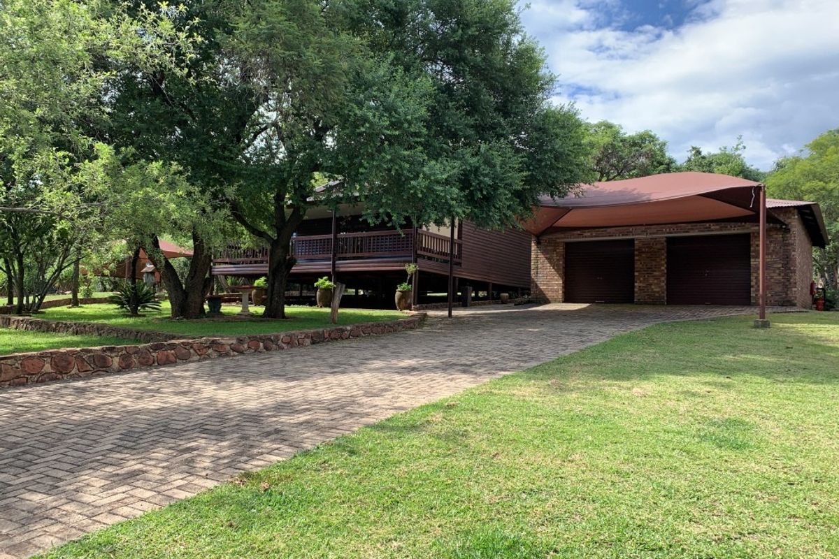 Charming Bushveld Retreat with Veranda & Exceptional Outdoor Living - Photo 2