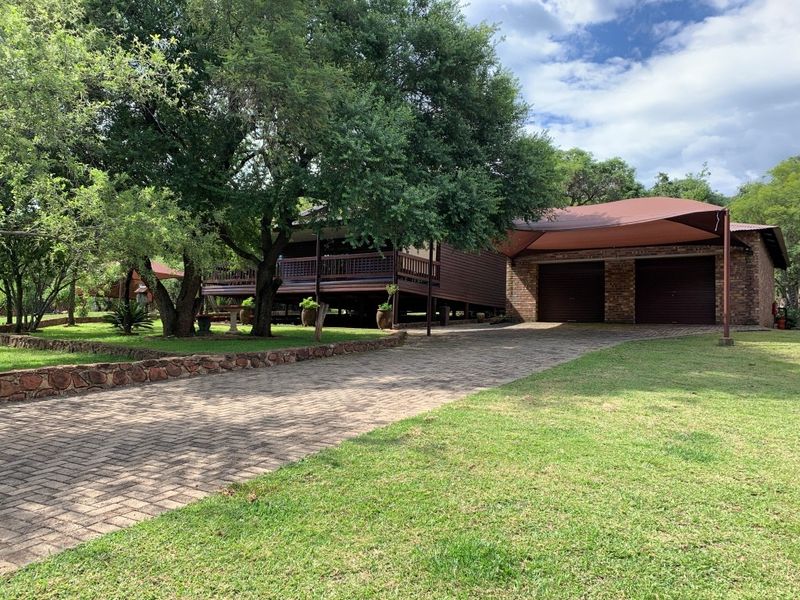 Charming Bushveld Retreat with Veranda & Exceptional Outdoor Living - Photo 2