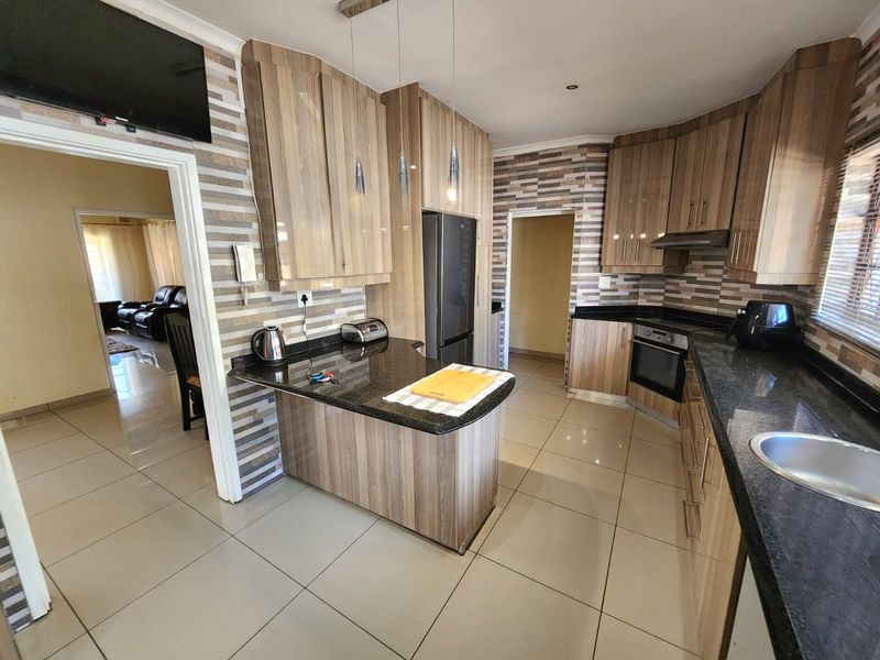 5 Bedroom Family Home - Photo 6