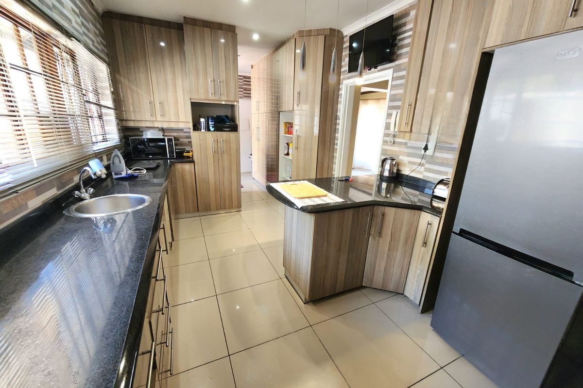 5 Bedroom Family Home - Photo 4