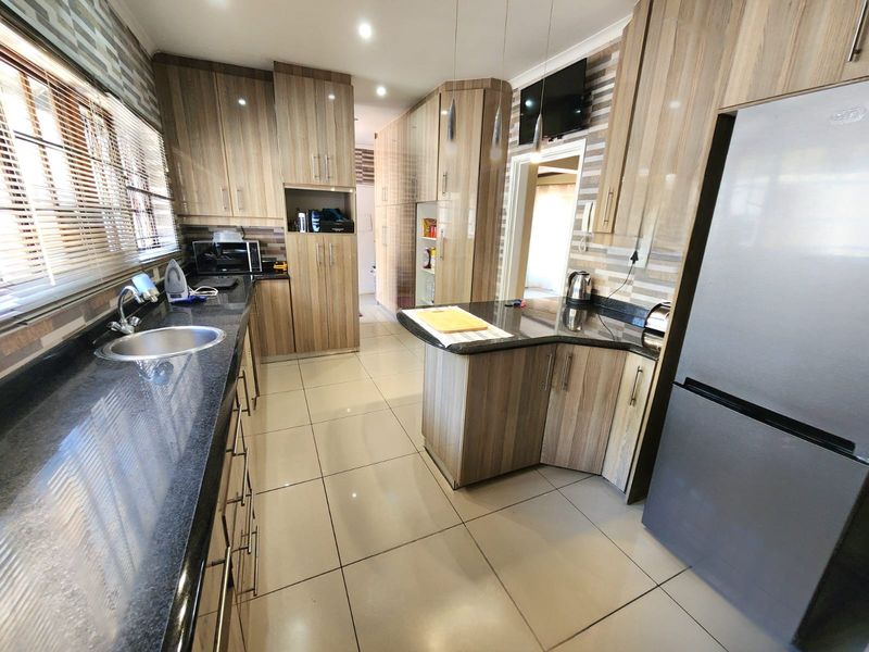 5 Bedroom Family Home - Photo 4