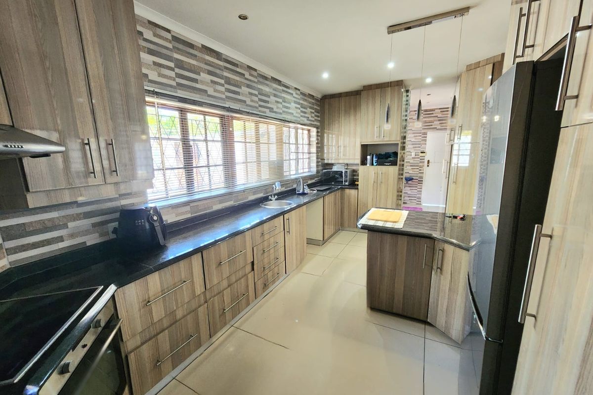 5 Bedroom Family Home - Photo 3