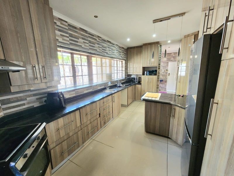 5 Bedroom Family Home - Photo 3