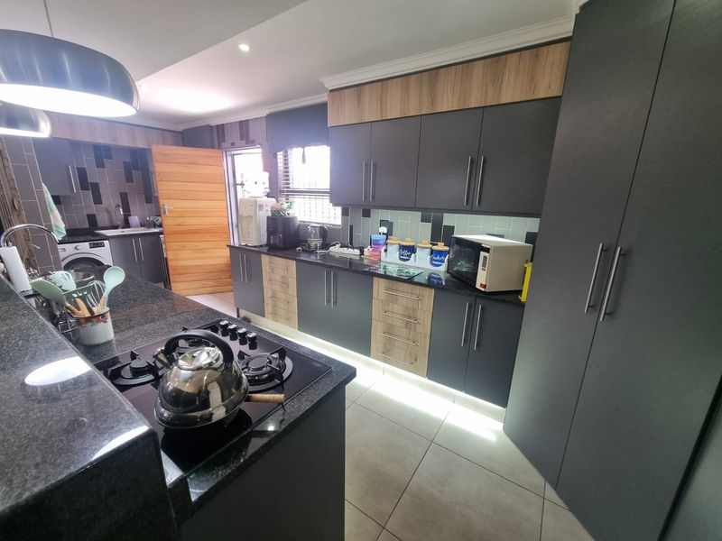 Stunning 3 bedroom,2 bathroom in Freeway Park, Boksburg - Photo 8